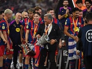 Joan Laporta celebra la Supercopa con sus jugadores.