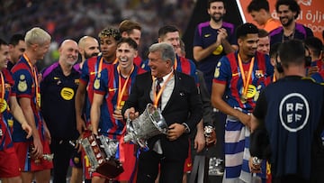 Joan Laporta celebra la Supercopa con sus jugadores.