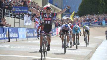 Degenkolb celebra su victoria en Roubaix.