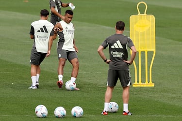 Kylian Mbappé y Xabi Alonso durante el entrenamiento. 
 
