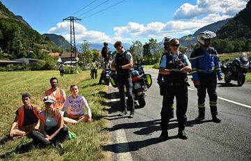 Un grupo de activistas ha detenido la décima etapa durante diez minutos, al sentarse en la carretera para protestar en defensa del medio ambiente del Mont Blanc.