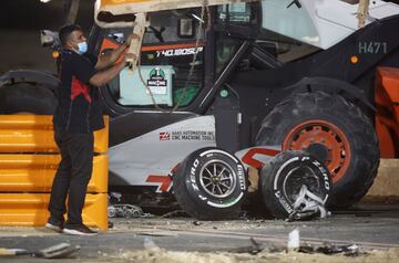El monoplaza del piloto franc¨¦s se ha incendiado tras un fuerte impacto en la curva tres del Gran Premio de Bahr¨¦in. Romain Grosjean sali¨® por su propio pie del monoplaza. El accidente lleg¨® tras un cambio de direcci¨®n del piloto de Haas, en el que se ha tocado con el Alpha Tauri de Kvyat.
