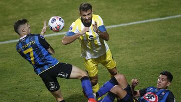 Futbol, Huachipato vs Rosario Central.
Copa Sudamericana 2021.
El jugador de Rosario Central Joaquin Laso,
centro, disputa el balon con Walter Mazzanti de Huachipato durante el partido de Copa Sudamericana realizado en el Estadio Sausalito de Vina Del