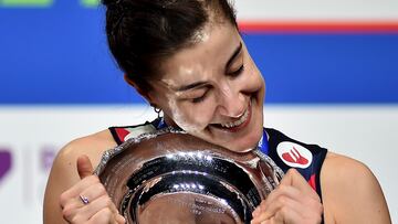 La española Carolina Marín con el trofeo.