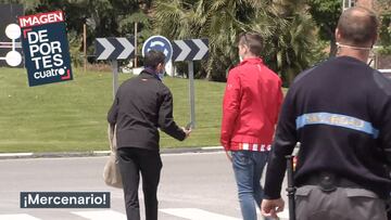 "?Mercenario, vete a tomar por el c***!": unos aficionados insultan a Jo?o F¨¦lix, que cumpl¨ªa el protocolo