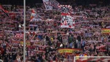 La afición del Atlético disfruta con los partidos que su equipo juega en el Calderón.