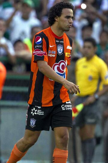 Durante su estancia en el Pachuca, el delantero mexicano arrastró un problema de fascitis plantar que lo separó de las canchas por más de nueve meses. En el torneo Apertura 2012 no pudo jugar un solo partido, precedido de un Clausura 2012 en el cual sólo disputó siete minutos.
