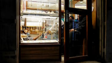 Varias mujeres en una joyería que representa otro de los centros neurálgicos del zoco donde se pueden encontrar una enorme gama de joyas tradicionales y diseños modernos.  