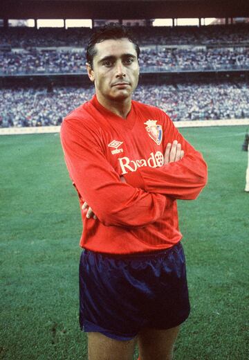 En 1987 fichó por Osasuna. Solía contar esta anécdota: se tiró una hora buscando Osasuna en un mapa para saber dónde estaba...