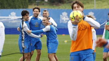 José Ángel se abraza con otros jugadores del Deportivo durante un entrenamiento.