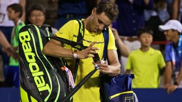 Rafael Nadal  se retira de la pista tras perder el partido ante Denis Shapovalov durante la tercera ronda de la Copa Rogers ATP de tenis, en Montreal (Canad&aacute;).