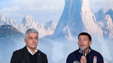 OVIEDO, 05/02/2026.- El delantero argentino Thiago Fernández (d), junto al director deportivo del club, Roberto Suárez, este jueves en su presentación como nuevo jugador del Real Oviedo, en la capital asturiana. EFE/ Eloy Alonso
