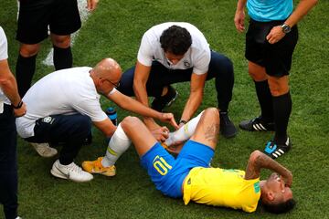 Neymar recibe atención médica.