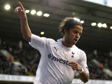 Llegó en 2008 al Tottenham y ahí jugó en dos etapas; su última temporada en la Premier League fue en la campaña 2011-12. En total disputó 33 partidos con los Spurs y anotó tres goles.