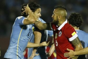 Uno de los peores partidos de Chile en la era Sampaoli. La Roja fue goleada por Uruguay por 3-0 en Montevideo, en la revancha de lo ocurrido en Copa América. Era la cuarta fecha de las clasificatorias y a falta de lo que pase el 4 de enero; ¿el último partido del casildense?