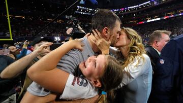 Tras ganar la séptima vez la Superbowl con los Tampa Bay Buccaneers, la mujer de Brady, Gisele Bündchen, y sus tres hijos, John, Benjamin y Vivian, lo celebraron en pleno campo de juego. Fue allí donde la pareja se fundió en un gran beso.

