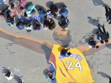 Unos estudiantes chinos decidieron hacer en una calle de Shenyang este dibujo del baloncestista, recién retirado, Kobe Bryant. 