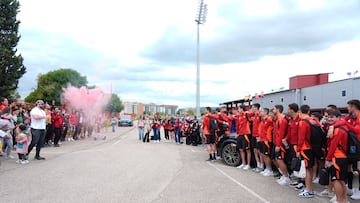 Varios aficionados recibieron a los jugadores del Mirand谷s tras su triunfo en C車rdoba.