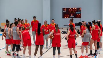 El seleccionador nacional de baloncesto femenino, Miguel Méndez (c), da instrucciones a sus jugadoras este miércoles, durante un entrenamiento en Madrid. España está lista para partir hacia sus encuentros de preparación en Hungría previos al Eurobasket.