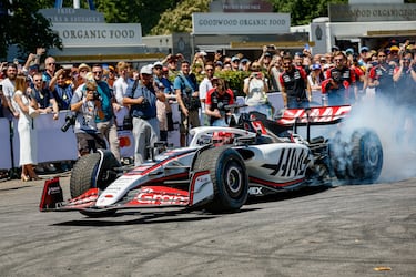 El francés Esteban Ocon, al volante del Ferrari Haas F1 VF-24, hace trompos durante el Festival de la Velocidad de Goodwood.