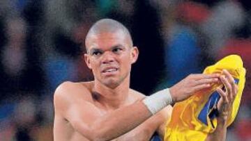 <b>CENTROCAMPISTA. </b>Pepe jugó como medio centro de Portugal frente a Finlandia, Suecia y Suráfrica.