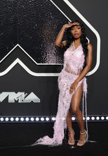 La rapera estadounidense, Lola Brooke, posa en la alfombra de los MTV Video Music Awards.