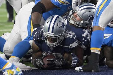 Rod Smith, jugador de los Dallas Cowboys, anota un touchdown en el segundo tiempo durante el partido ante Los Ángeles Chargers. 