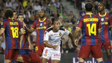 El jugador del Mallorca Emilio Nsue celebra el gol de su equipo en el Camp Nou durante el partido correspondiente a la sexta jornada de Liga de Primera Divisi&oacute;n, Barcelona 1-Mallorca 1. 