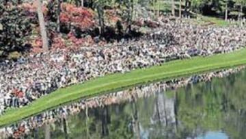 <b>EXPECTACIÓN SOBRE LA ALFOMBRA. </b>Tiger Woods y J.J. Henry practican ante cientos de personas en el hoyo 16, en el que se debe sortear una laguna para llegar al green.