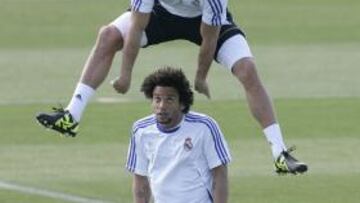 <b>¡VAYA SALTO! </b>Cristiano utilizó ayer a Marcelo como potro, de pie, y le superó con facilidad.