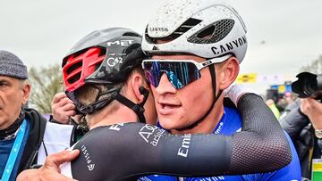 El ciclista esloveno Tadej Pogacar recibe la felicitación de Mathieu van der Poel tras ganar el Tour de Flandes 2023.