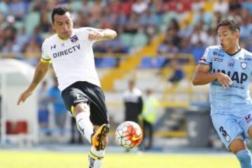 El jugador de Colo Colo Esteban Paredes, izquierda, disputa el balon con Cristian Oviedo de Deportes Iquique, durante el partido de primera division en el estadio Tierra de Campeones en Iquique, Chile.