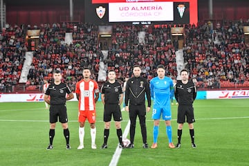 La foto que nunca se publica: la de los capitanes con el cuarteto arbitral.