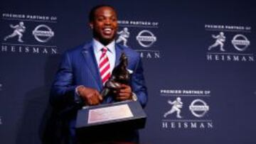 Derrick Henry, running back de Alabama Crimson Tide, posa con el trofeo de ganador del Heisman Trophy.