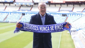 Juan Ignacio Martínez, JIM, posa con una bufanda del Real Zaragoza en su presentación en La Romareda.
