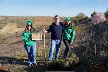 AMV y la RFME en una accin de reforestacin.