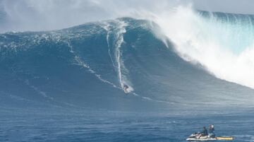 También hay fotos de esta ola candidatas al premio XXL Biggest Wave hechas por Fred Pompermayer.
