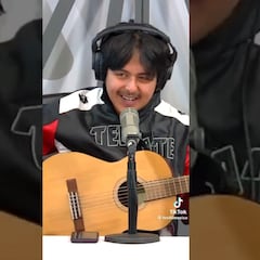 Barrendero crea canción, la pasan en la radio y llora al escucharla