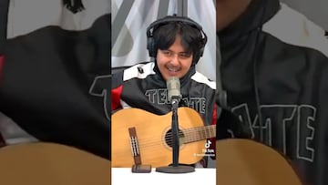 Barrendero crea canción, la pasan en la radio y llora al escucharla