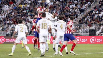 GIm&eacute;nez despeja un bal&oacute;n ante Casemiro en el derbi de la final de la Supercopa en Arabia. 