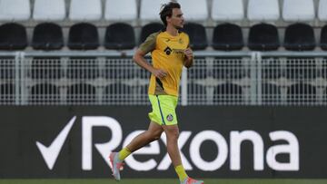 Ignasi Miquel calentando antes de el partido de pretemporada ante el Portimoense 
 
 
 