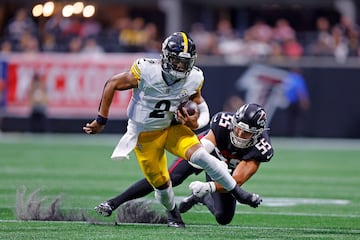 ATLANTA, GEORGIA - SEPTEMBER 08: Justin Fields #2 of the Pittsburgh Steelers avoids a tackle by Kaden Elliss #55 of the Atlanta Falcons during the fourth quarter at Mercedes-Benz Stadium on September 08, 2024 in Atlanta, Georgia.   Todd Kirkland/Getty Images/AFP (Photo by Todd Kirkland / GETTY IMAGES NORTH AMERICA / Getty Images via AFP)