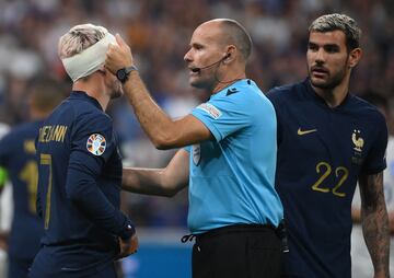 Recibió una fuerte patada en la cabeza de la que tuvo que ser atendido y vendado tras una aparatosa herida. Mateu Lahoz, que no había señalado nada, acabó decretando la infracción tras acudir al VAR.