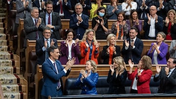El recién nombrado presidente del Gobierno, Pedro Sánchez (1i), aplaude tras finalizar la segunda sesión del debate de investidura como presidente de Gobierno, en el Congreso de los Diputados, a 16 de noviembre de 2023, en Madrid (España). El Salón de Plenos del Congreso acoge desde ayer, 15 de noviembre, el debate de investidura del presidente del Gobierno en funciones, Pedro Sánchez. El secretario general del PSOE tiene el apoyo de 179 diputados de los 350 del Congreso. Está previsto que hoy votarán a favor de que el líder socialista sea presidente del Gobierno tras exponer su programa, PSOE, Sumar, ERC, Junts, EH Bildu, PNV, BNG y Coalición Canaria frente a los 171 en contra de PP, Vox y UPN. El acto se celebra en un momento de tensión por las concentraciones en la sede del PSOE en Ferraz y protestas en contra de la ley de amnistía registrada por los socialistas que beneficia a los implicados del 'procés'.
16 NOVIEMBRE 2023;MADRID;CONGRESO DE LOS DIPUTADOS;INVESTIDURA;SÁNCHEZ;ACUERDO JUNTS Y PSOE
Alejandro Martínez Vélez / Europa Press
16/11/2023