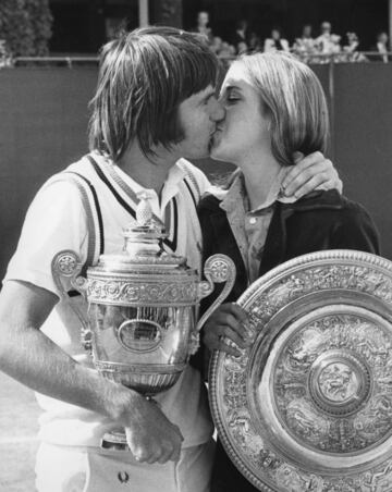 El tenista estadounidense Jimmy Connors besa a su prometida Chris Evert después de ganar ambos sus respectivas finales en Wimbledon.