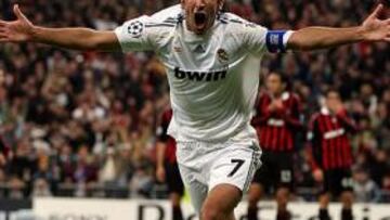 <b>BATIÓ TODOS LOS RÉCORDS. </b>Hasta 323 veces ha hecho Raúl este gesto vistiendo la camiseta del Madrid. Esos son los goles oficiales que ha conseguido en el equipo blanco.