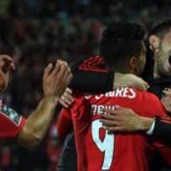 Jiménez llega a 10 goles en su primera campaña con Benfica