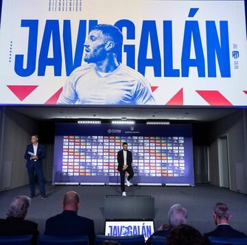 Javi Gal¨¢n, el primer fichaje del Atl¨¦tico 23-24, ha sido presentado este mi¨¦rcoles en el auditorio del C¨ªvitas Metropolitano. El lateral, de 28 a?os, entr¨® en la sala junto a Enrique Cerezo y estuvo acompa?ado tambi¨¦n por amigos, familiares y por el director deportivo, Andrea Berta, y el vicepresidente Antonio Alonso.