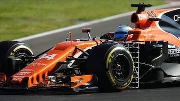 MEX02. CIUDAD DE M&Eacute;XICO (M&Eacute;XICO), 27/10/2017.- El piloto espa&ntilde;ol Fernando Alonso, de la escuder&iacute;a McLaren participa hoy, viernes 27 de octubre de 2017, durante la primera sesi&oacute;n de pruebas libres para el Gran Premio de M&eacute;xico, que se celebrar&aacute; el pr&oacute;ximo domingo en el Aut&oacute;dromo Hermanos Rodr&iacute;guez en la Ciudad de M&eacute;xico (M&eacute;xico). EFE/Jos&eacute; M&eacute;ndez