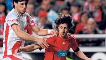 <b>DURO. </b>Bruno China disputa un balón frente a Aimar.